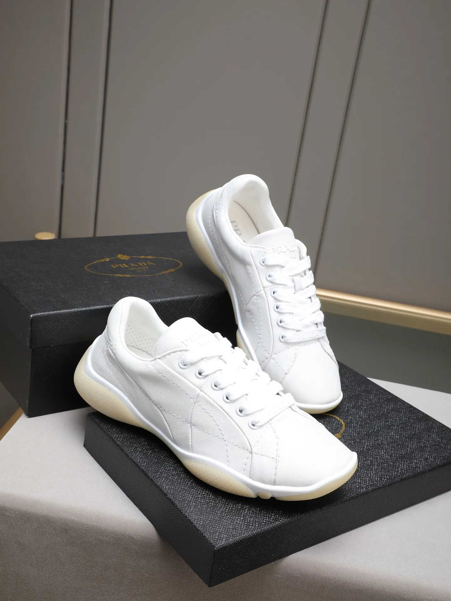 Men's Men's Shoes 💰700 Prada/Prada 1:1 men's casual shoes combine comfort with sophisticated and innovative design. The latest model features a sporty silhouette with visible topstitching that echoes the dynamic lines of the original. Inspired by driving shoes, this sneaker uses a soft and even cow upper, with a light and flexible rubber sole with a concave and convex pattern pattern, giving the sneaker a light appearance and smoothness. The upper is equipped with sports-style stitching, the tongue and laces are injection molded with Epoxy logo, sheep lining and cow foot pads, TPU ultra-light outsole, the upper foot is soft and comfortable, light and breathable! Code:38-39-40-41-42-43-44 (45 customized)